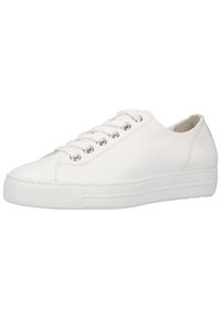 Baskets blanches en cuir avec bout arrondi, lacets plats, œillets en métal argenté, surface texturée et semelle en caoutchouc blanche légèrement surélevée.