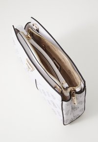 Borse bianca con motivo del logo, hardware dorato e chiusure a zip. Presenta più scomparti e una texture liscia con accenti scuri.