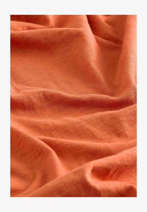 Textil in warmem Orange, weiche Textur, leicht zerknittert, mit hellen Variationen, das das Aussehen eines glatten und leichten Stoffes zeigt.