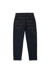Pantalones de mezclilla oscura con corte recto, cinco bolsillos, costuras en contraste y un bolsillo de carga en el lado derecho. Tejido texturizado.