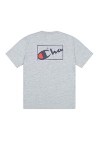 Grijze t-shirt met korte mouwen van katoen. Heeft een donker rechthoekig logo met "Cha" en een rode accent op de achterkant. Eenvoudig ontwerp.