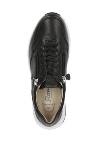 Schwarze Ledersneaker mit perforiertem Obermaterial, Schnürdesign, silbernen Reißverschlüssen und weißer Gummisohle. Innen mit dem Label "Super Soft" versehen.