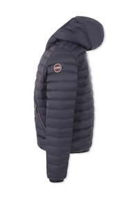 Giacca puffer blu navy con cappuccio, caratterizzata da cuciture orizzontali, una tasca laterale con zip e una patch del logo sulla spalla sinistra.