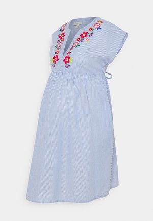 Niebieska sukienka w paski z dekoltem w kształcie litery V, krótkimi rękawami i kwiatową haftowaną dekoracją w czerwieni, różu i zieleni na klatce piersiowej. Luźny krój.