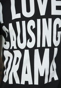 Jaded London DRAMA SLOGAN TEE UNISEX - Marškinėliai su spaudiniu - black