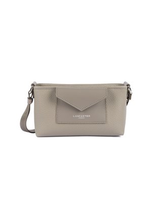 Borsa a tracolla in pelle grigia chiara con texture, dotata di tasca frontale a busta e tracolla regolabile, con marchio "Lancaster Paris" sulla tasca.