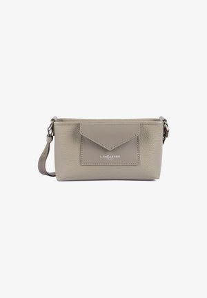 Hellgraue, strukturierte Leder-Umhängetasche mit Umschlag-Vordertasche und verstellbarem Trageriemen, mit dem Markennamen "Lancaster Paris" auf der Tasche.