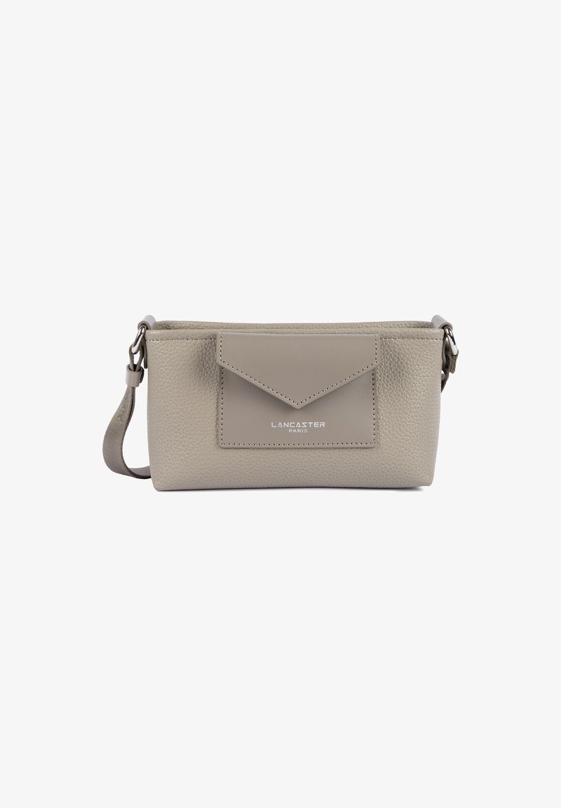 Sac bandoulière en cuir texturé gris clair avec poche avant en forme d'enveloppe et bandoulière réglable, marqué "Lancaster Paris" sur la poche.