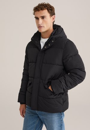 Chaqueta de plumas negra con capucha, que cuenta con un cierre frontal de botones, bolsillos laterales y textura acolchada. El material parece suave y aislante.