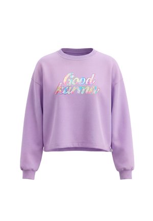 Felpa lilla con maniche lunghe e polsini a coste, con la scritta "Good karma" in lettere colorate stile tie-dye sulla parte anteriore.