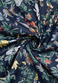 Bloemstof met een donker marineblauwe achtergrond, versierd met levendige groene bladeren en diverse kleurrijke bloemen, met een gladde textuur en een ingewikkeld patroon.