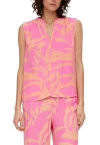 Top sin mangas en tonos rosa y melocotón con escote en V, que presenta un patrón de hojas y un corte holgado, combinado con pantalones a juego con el mismo diseño.