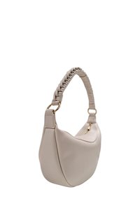 Borsa a tracolla in pelle crema con forma arrotondata, manico intrecciato e dettagli in oro. Presenta una chiusura con zip e una superficie liscia.