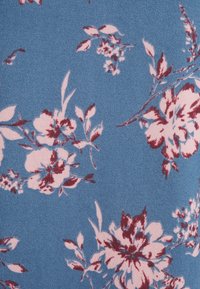 Blått tyg med spridda rosa och maroon blommönster som har löv, knoppar och detaljerade blomblad.