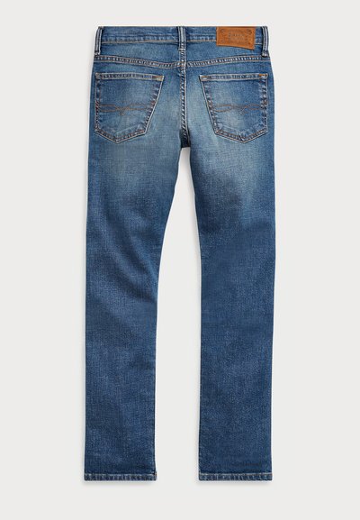 Blå denimjeans med rak passform, som har två bakfickor, en brun läderlapp vid midjan och synliga sömnadsdetaljer.