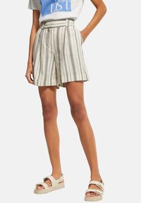 comma casual identity Short - white