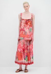 Maxikleid mit floralen Mustern in Rot- und Rosatönen, mit einem gestuften Design, quadratischem Ausschnitt und dünnen Trägern. Mit weißen Streifen akzentuiert.