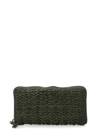 Groene gevlochten portemonnee van textuurmateriaal, met een ritssluiting en een reliëf merklogo aan de voorkant. Rechthoekige vorm.