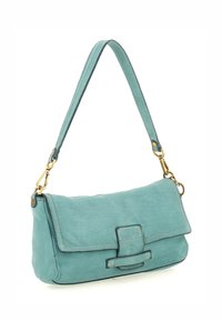 Borsa a spalla in pelle verde acqua con dettagli in oro, chiusura a pattina e tracolla regolabile. Texture liscia con dettagli di cucitura e design minimalista.