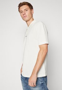 HUGO DANGULA - Bluză polo - open white