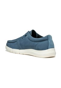Sneaker blu in suede con una texture liscia, punta tondeggiante, due fori per i lacci e una suola in gomma bianca per la trazione.