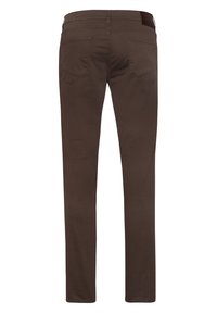 Pantalon marron à jambes droites vu de dos, doté de deux poches arrière et d'un patch en cuir foncé sur la taille.