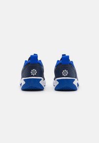 Nike Performance OMNI MULTI-COURT - Edzőcipő - midnight navy/hyper royal/saturn gold/white