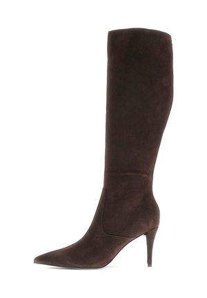 Botte haute en daim marron foncé jusqu'au genou avec un bout pointu et un talon fin et haut, vue de profil sur fond blanc.