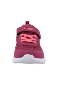 Baskets de sport roses avec une tige en mesh et des accents synthétiques, dotées d'une sangle Velcro et de lacets décoratifs roses, semelle blanche.