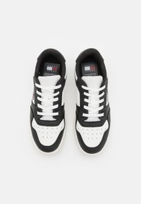 Tommy Jeans RETRO BASKET - Tenisky - black/ecru