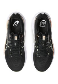 Zwarte sportieve schoenen met een bovenwerk van mesh, een witte tussenzool en contrasterende reflecterende accenten. Voorzien van een gewatteerde tong en veter.