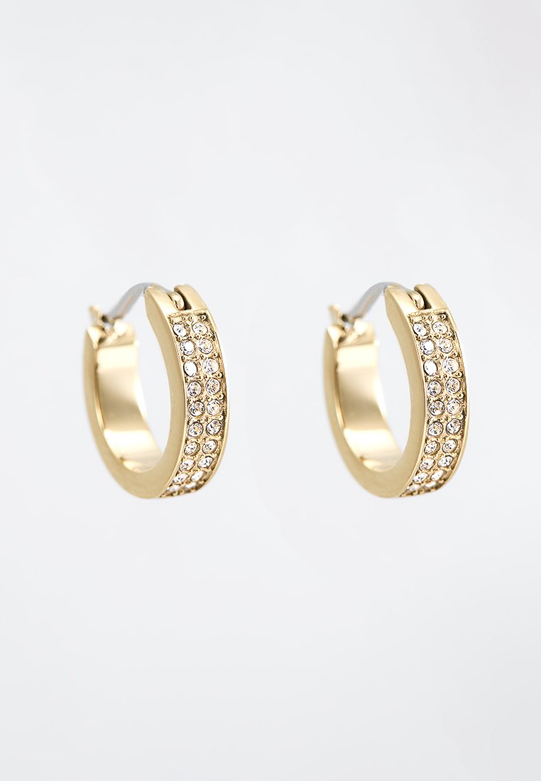 Pendientes de aro de oro con una fila de cristales transparentes a lo largo del frente, con un diseño suave y redondeado y un cierre de bisagra.