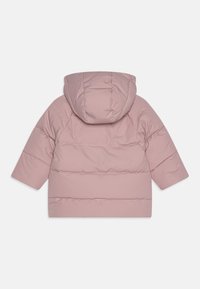 Pehmendatud roosa jakk kapuutsiga, millel on horisontaalne õmblustöö ja lühikesed varrukad, valmistatud siledast ja kergekaalulisest materjalist.