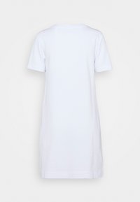 Effen witte korte mouw T-shirt jurk met een ronde hals, van achteren gezien tegen een neutrale achtergrond.