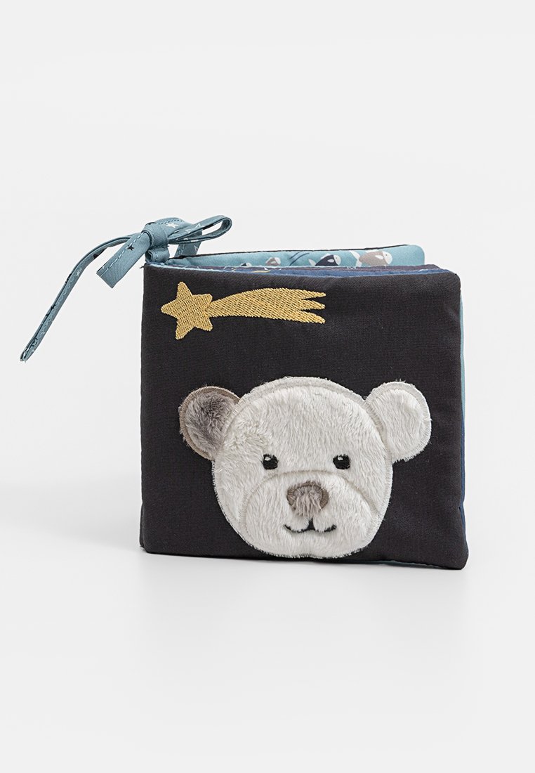 Torbka z tkaniny z teksturowanym, haftowanym wizerunkiem niedźwiedzia polarnego na ciemnym tle, z złotą spadającą gwiazdą i niebieskim zapięciem na zamek.