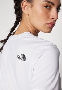 The North Face MOUNTAIN ATHLETICS FLEX TEE - Majica kratkih rukava s printom - white