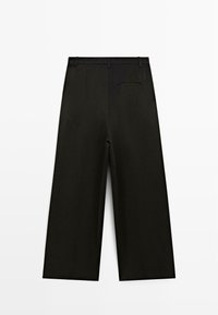 Schwarze Hose mit weitem Bein und glatter Textur, ausgestattet mit einer Gesäßtasche und einem geraden Bund. Minimalistisches Design, keine sichtbaren Muster oder Akzente.