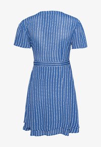 Vestido azul con mangas cortas, que presenta un patrón de lunares blancos y rayas verticales. Termina por encima de la rodilla y tiene un cinturón en la cintura.