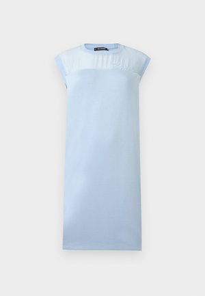 Robe midi bleu clair sans manches avec un col rond et un logo brodé discret sur la partie supérieure de la poitrine.