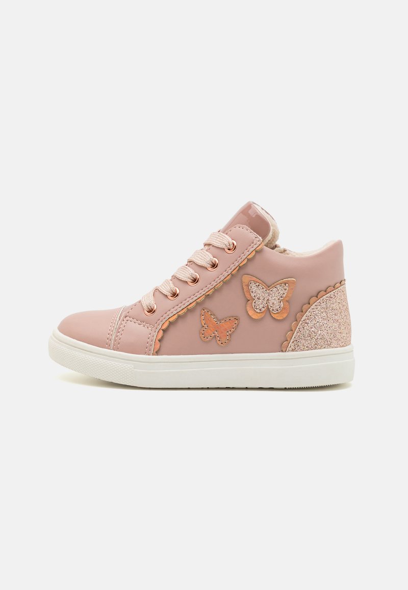 Rosa syntetiske høyhælte sneakers med sommerfugldekorasjoner, teksturerte sidepaneler og beige lisser på en hvit gummisåle.