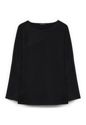 Czarna koszula z długim rękawem, z lekko zaokrąglonym dekoltem i subtelnym ukośnym przeszyciem w pobliżu górnego lewego ramienia.