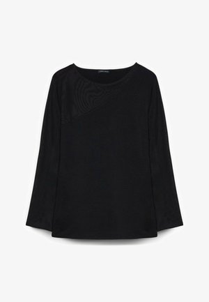 Czarna koszula z długim rękawem, z lekko zaokrąglonym dekoltem i subtelnym ukośnym przeszyciem w pobliżu górnego lewego ramienia.