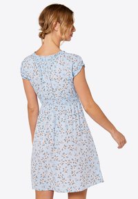 Hellblaues Kleid mit floralem Muster, kurzen Ärmeln, gerafftem Bund und ausgestelltem Rock. Weicher Stoff mit zarter Textur.