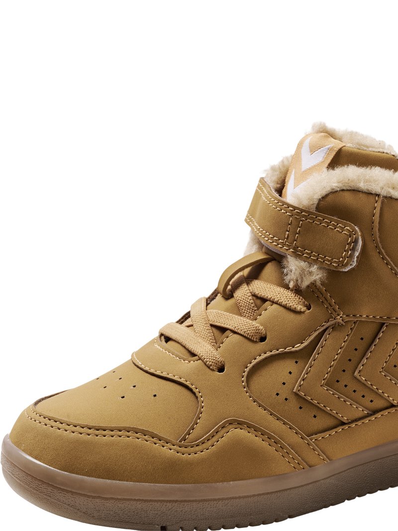 Baskets hautes marron en cuir synthétique avec une finition texturée, dotées d'une bande Velcro, d'un avant lacé et de coutures accentuées.