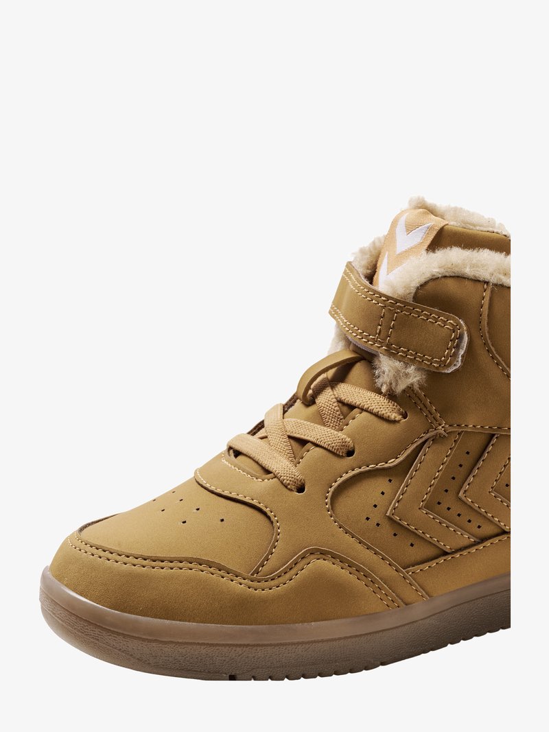 Baskets hautes marron en cuir synthétique avec une finition texturée, dotées d'une bande Velcro, d'un avant lacé et de coutures accentuées.