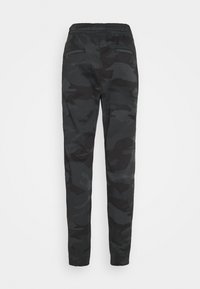 Černé jogger kalhoty s maskáčovým vzorem, elastickým pasem, žebrovanými manžetami a dvěma zadními kapsami. Vyrobeny z měkké, lehké tkaniny.