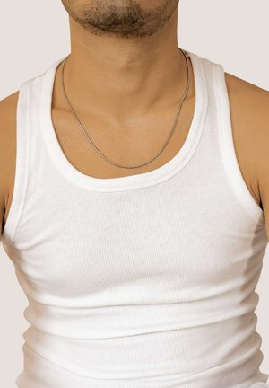 Weißes geripptes Tanktop mit runder Ausschnitt, getragen unter einer dünnen Silberkette, die eine glatte Hauttextur und einen neutralen Hintergrund zeigt.