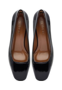 Scarpe con tacco alto in vernice nera, dal design elegante e arrotondato, con punta a mandorla e rivestimento interno marrone. Texture liscia in tutto il suo sviluppo.