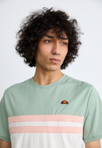 Ellesse ATREI TEE - T-shirts print - green/off white