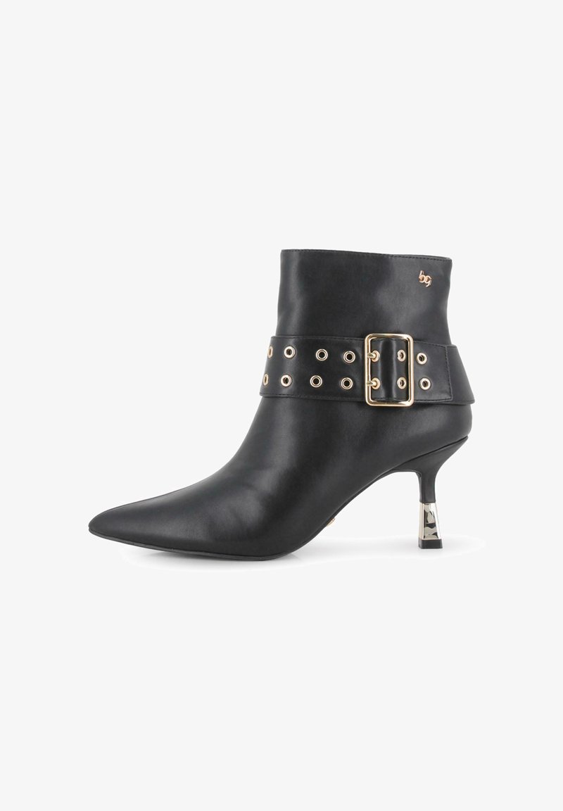 Botín negro de piel hasta el tobillo con punta afilada, acento de hebilla dorada, ojales decorativos en la correa y un tacón de diseño único.